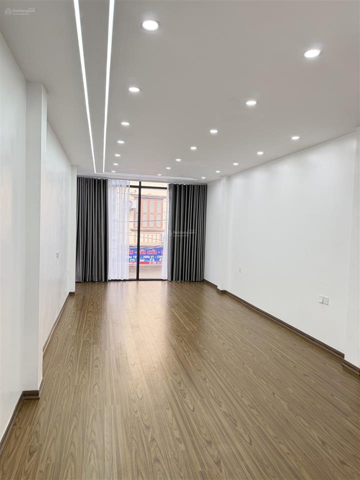 Nhà trung tâm quận uỷ hoàng mai  bến xe nước ngầm 50 m2  6 tầng thang máy mới koong  giá 19.8t