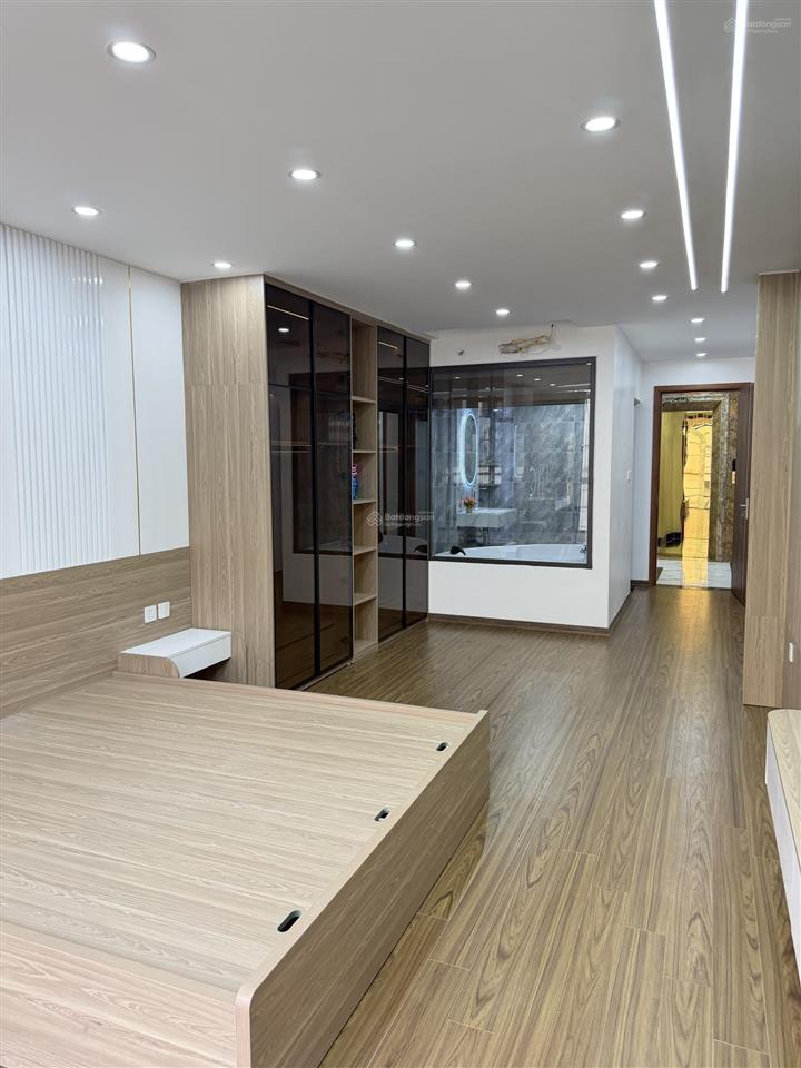 Nhà trung tâm quận uỷ hoàng mai  bến xe nước ngầm 50 m2  6 tầng thang máy mới koong  giá 19.8t