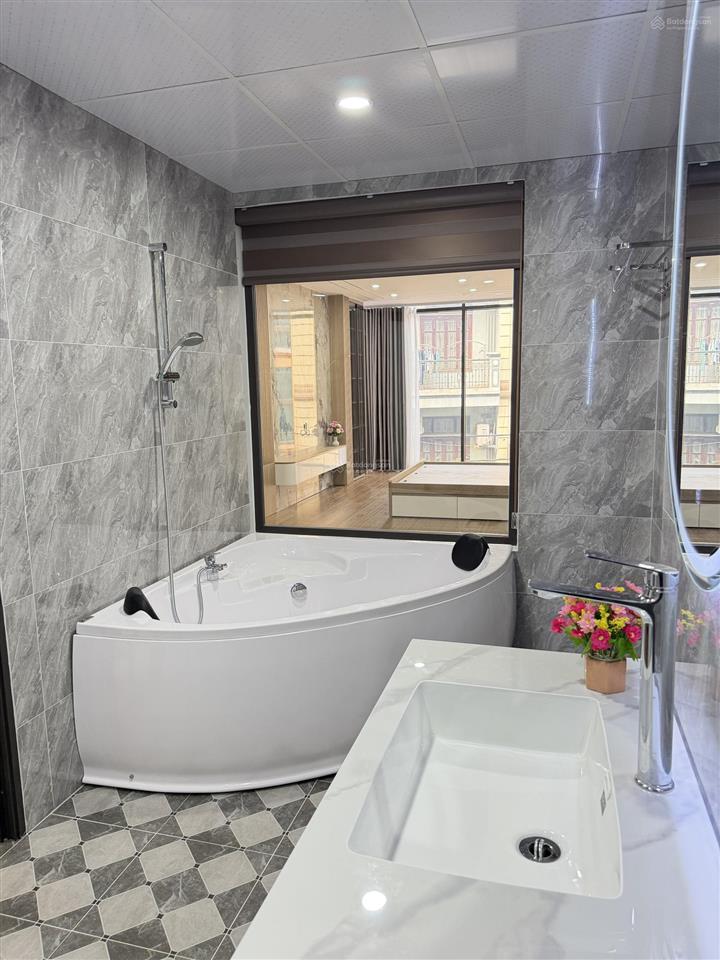 Nhà trung tâm quận uỷ hoàng mai  bến xe nước ngầm 50 m2  6 tầng thang máy mới koong  giá 19.8t