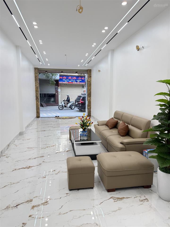 Nhà trung tâm quận uỷ hoàng mai  bến xe nước ngầm 50 m2  6 tầng thang máy mới koong  giá 19.8t