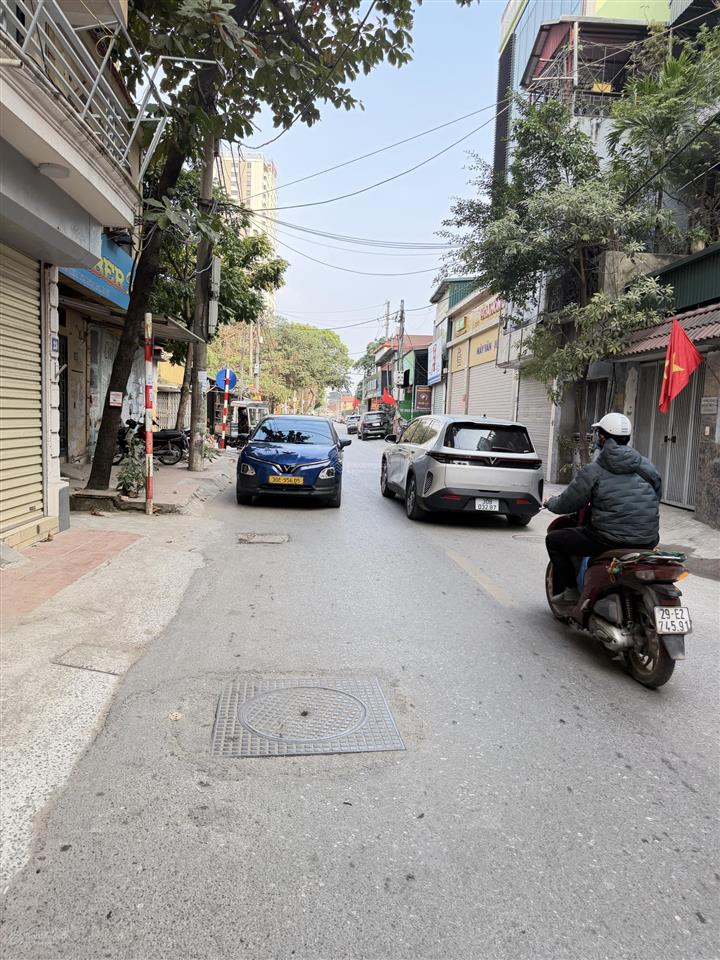 Nhà trung tâm quận uỷ hoàng mai  bến xe nước ngầm 50 m2  6 tầng thang máy mới koong  giá 19.8t
