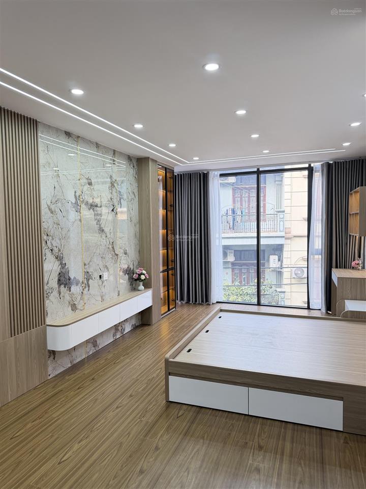 Nhà trung tâm quận uỷ hoàng mai  bến xe nước ngầm 50 m2  6 tầng thang máy mới koong  giá 19.8t