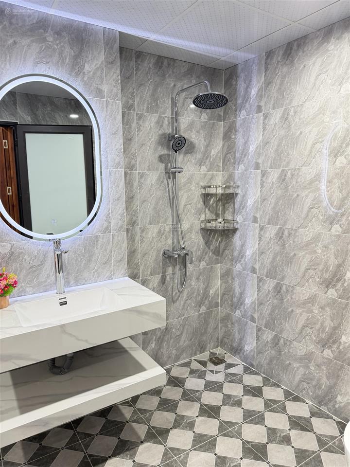 Nhà trung tâm quận uỷ hoàng mai  bến xe nước ngầm 50 m2  6 tầng thang máy mới koong  giá 19.8t