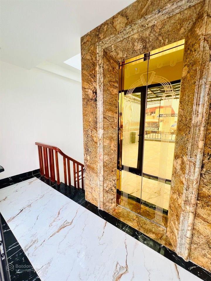 Anh vợ nhờ bán nhà cách mặt phố giải phóng đúng 2 nhà 55 m2  6 tầng thang máy mới koong  dá 19.8