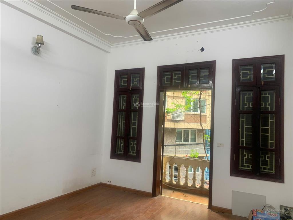 Cho thuê phòng tầng 3 trong nhà 4 tầng đang làm văn phòng