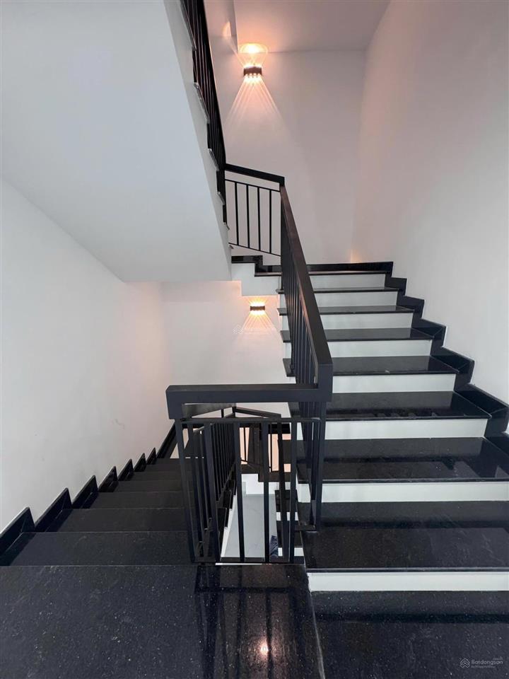 Nhà mới 125m2, 4 tầng, dòng tiên thuê 15tr/tháng  đường 20m  ngay công viên, chỉ 1.968 tỷ