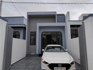 Nhà mới xây 2pn, dt 123m2 có sân đậu ô tô tại long điền