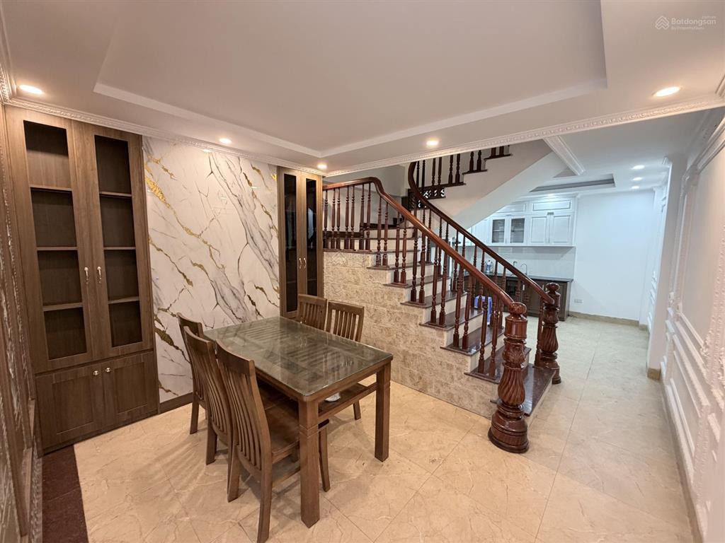 Bán nhà lạc long quân, tây hồ 40m x 5t, ngõ thông, phân lô, ô tô, gần hồ tây, 15 tỷ