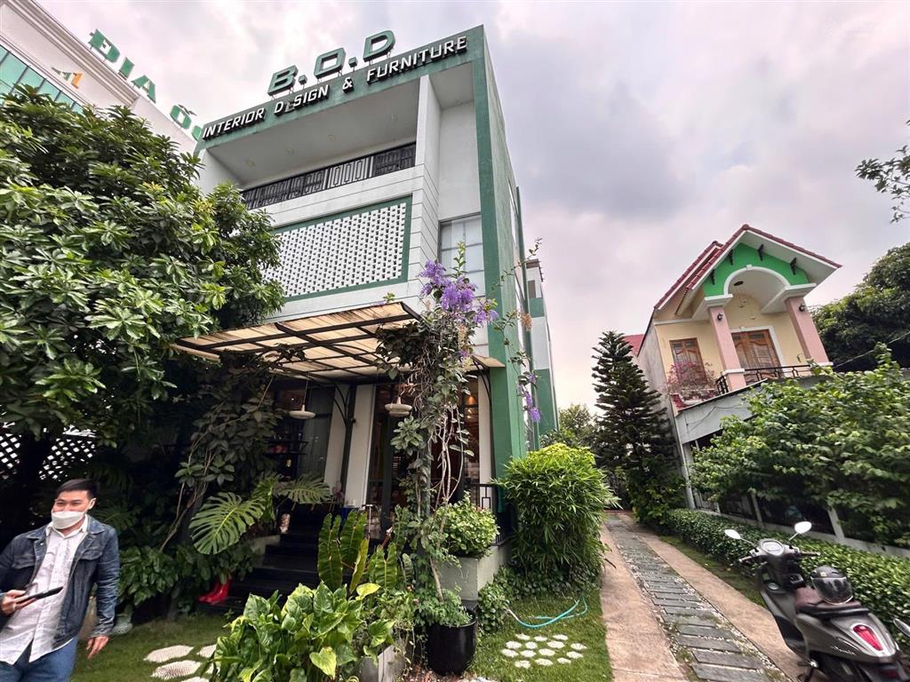 Cho thuê tòa nhà văn phòng trung tâm thủ dầu một
 diện tích  15x56(840m2)
 xây dựng  800m2 sàn