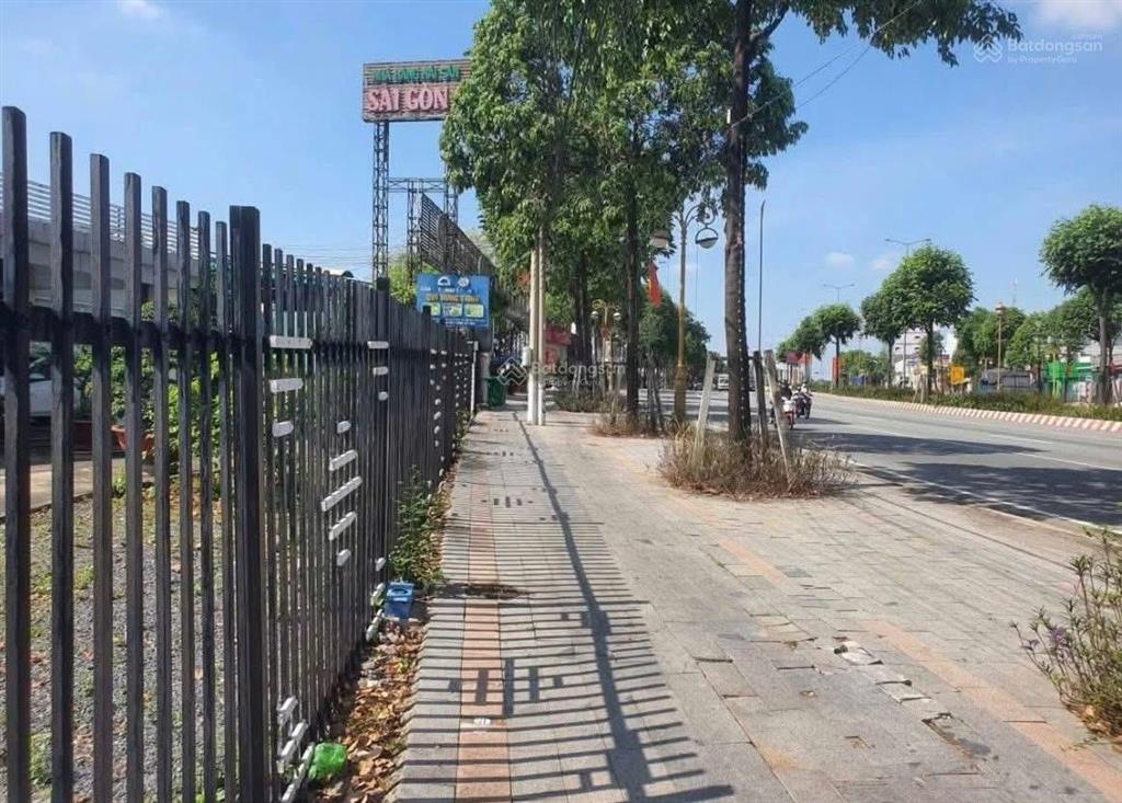 Cho thuê mặt bằng góc 2 mặt tiền đường lớn thủ dầu một. diện tích 1300m2, xây dựng 300m2