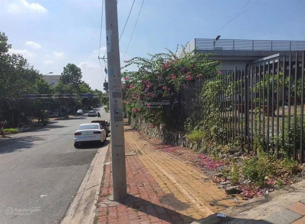 Cho thuê mặt bằng góc 2 mặt tiền đường lớn thủ dầu một. diện tích 1300m2, xây dựng 300m2