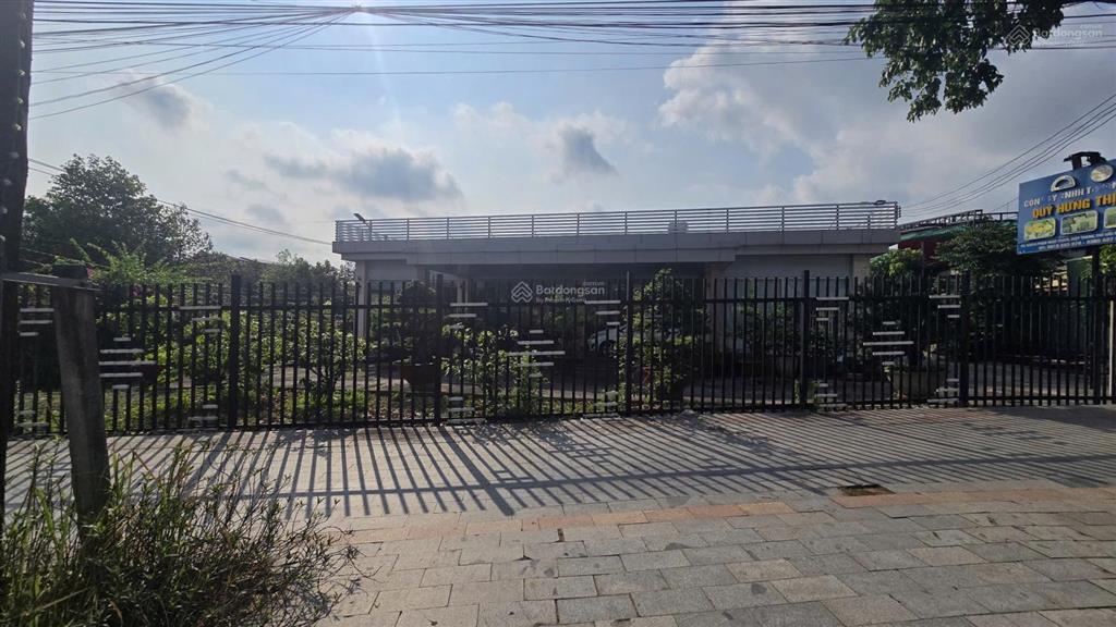 Cho thuê mặt bằng góc 2 mặt tiền đường lớn thủ dầu một. diện tích 1300m2, xây dựng 300m2