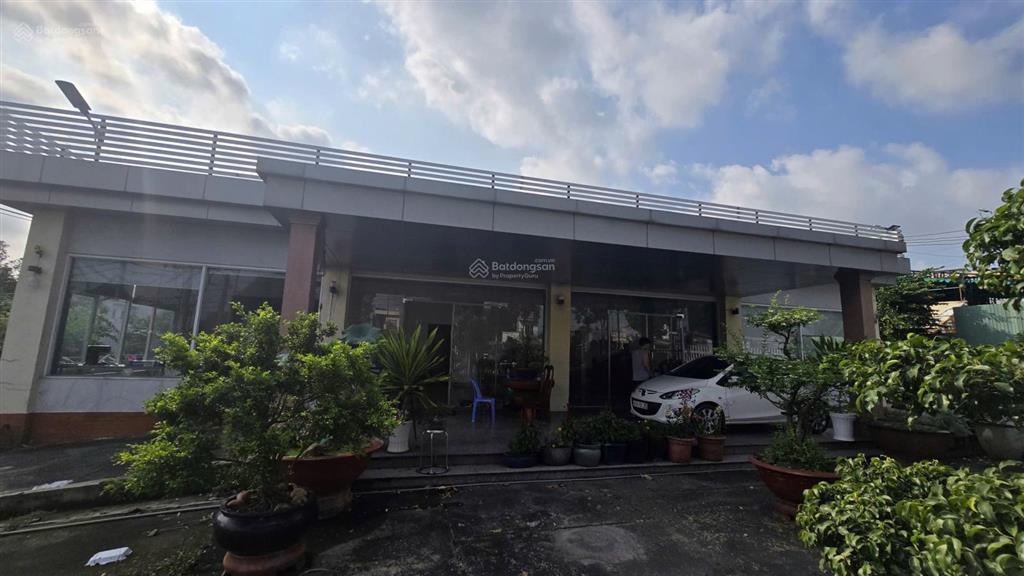 Cho thuê mặt bằng góc 2 mặt tiền đường lớn thủ dầu một. diện tích 1300m2, xây dựng 300m2
