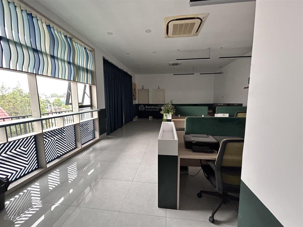 Cho thuê nhà 1 trệt 2 lầu thủ dầu một
 diện tích  11x30,  xây dựng  200m2, sàn 600m2