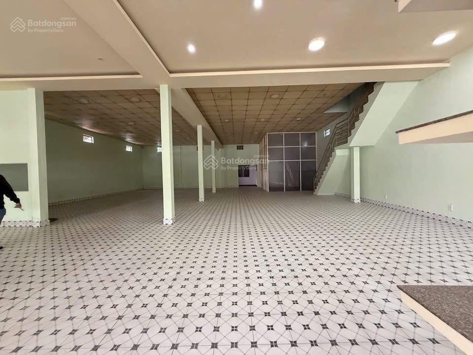 Cho thuê mặt bằng cách mạng tháng 8, tp thủ dầu một bình dương tổng diện tích 655m2 mặt bằng 15x20m
