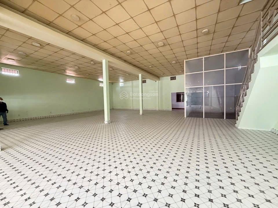 Cho thuê mặt bằng cách mạng tháng 8, tp thủ dầu một bình dương tổng diện tích 655m2 mặt bằng 15x20m