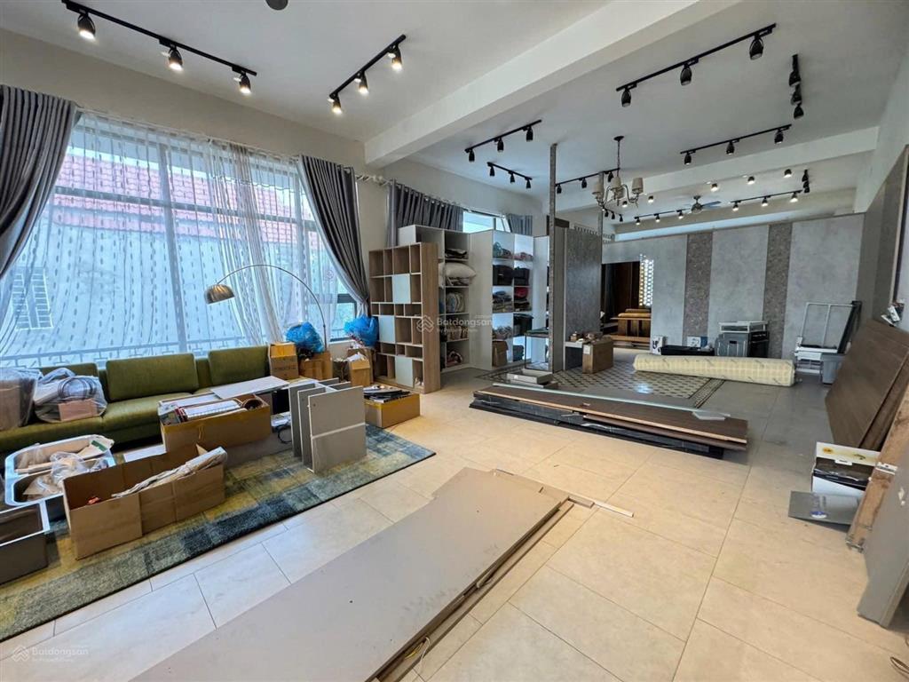 Cho thuê toà nhà mặt tiền phạm ngọc thạch, thủ dầu một, bình dương  diện tích 11 x 30m2  dt x
