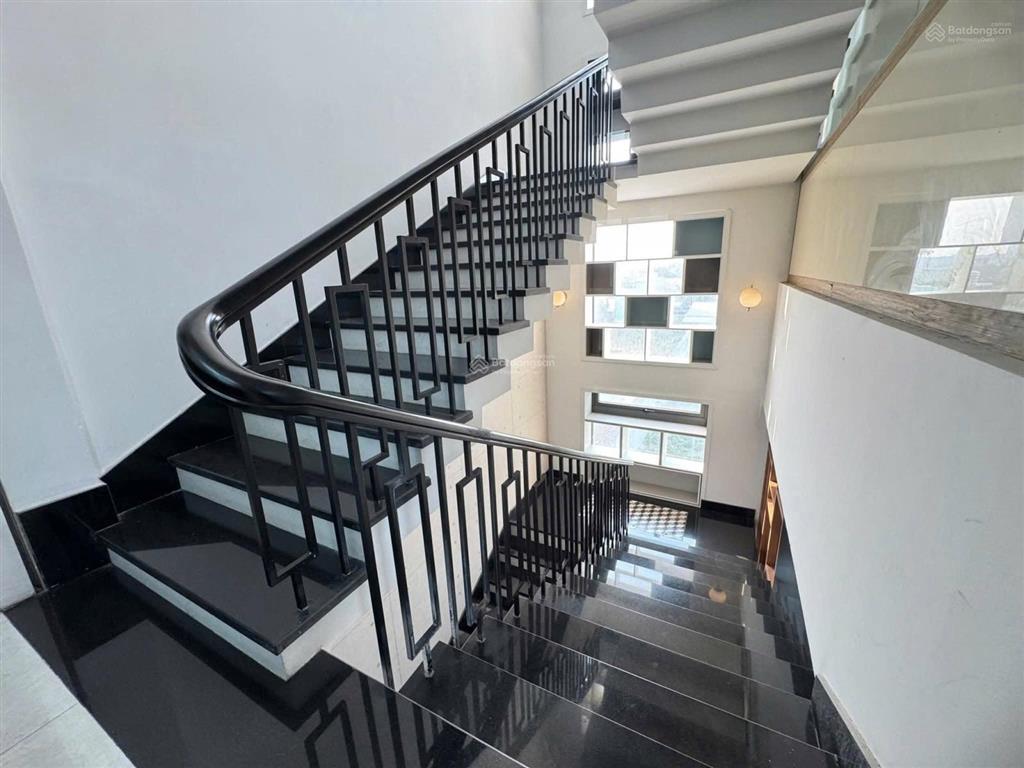 Cho thuê toà nhà mặt tiền phạm ngọc thạch, thủ dầu một, bình dương  diện tích 11 x 30m2  dt x