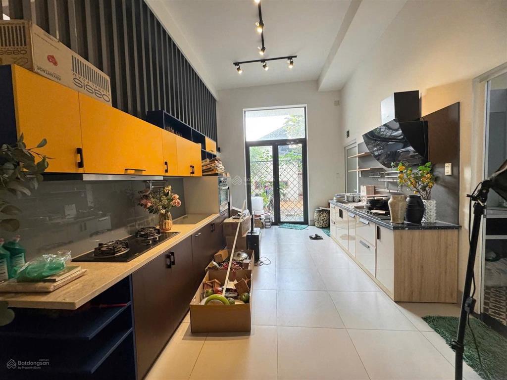 Cho thuê toà nhà mặt tiền phạm ngọc thạch, thủ dầu một, bình dương  diện tích 11 x 30m2  dt x