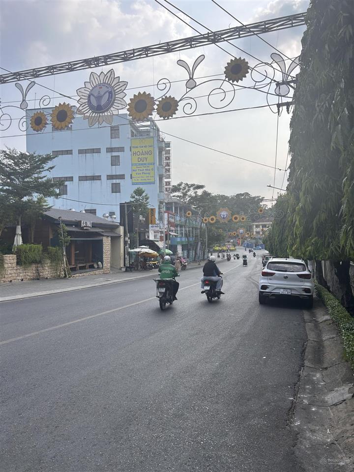Cho thuê mặt bằng trung tâm ngã 6 thủ dầu một
 vị trí cách ngã 6 khoảng 100m
 phù hợp cho các thư