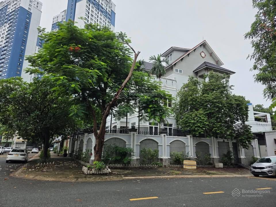 Cho thuê biệt thự lô góc kdc chánh nghĩa, thủ dầu một  diện tích 15 x 20
 kết cấu 1 tầng hầm, 3
