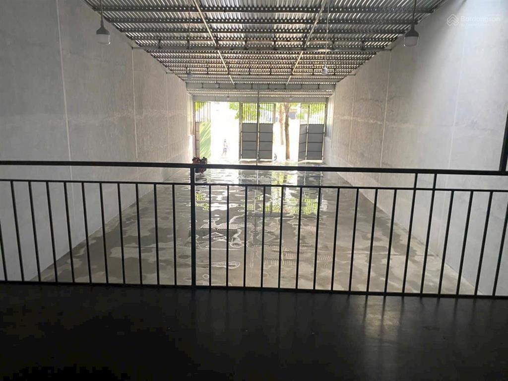 Cho thuê kho mới 100% gần thành phố mới, bình dương

 diện tích 10x30 ( 300m2)
