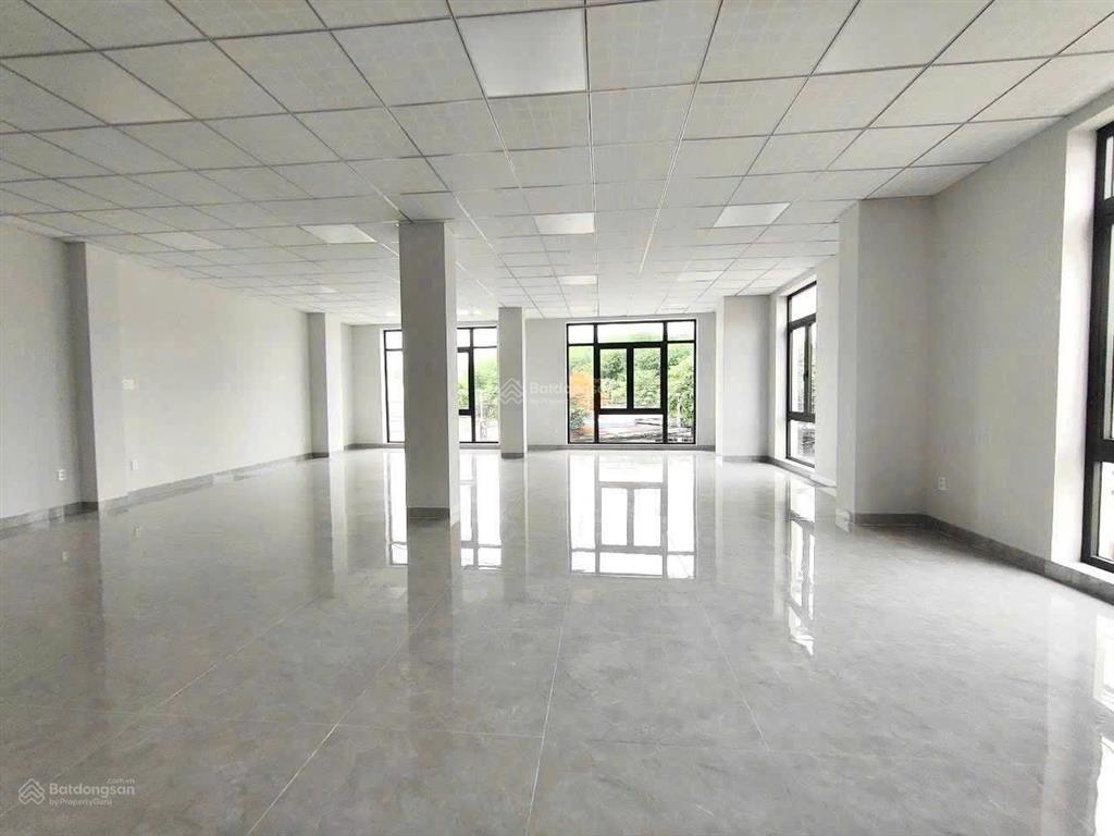 Cho thuê nhà 2 mặt tiền 1 trệt 2 lầu tp mới, bình dương