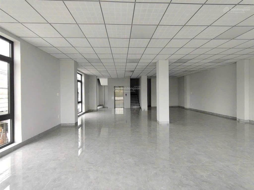 Cho thuê nhà 2 mặt tiền 1 trệt 2 lầu tp mới, bình dương