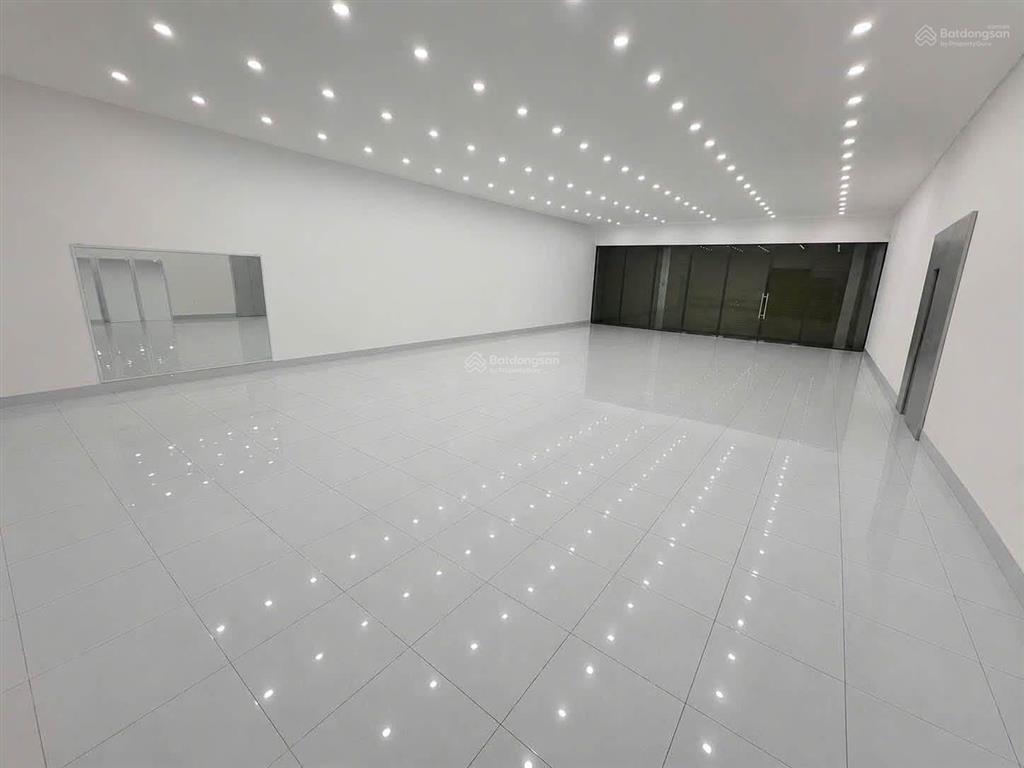 Cho thuê nhà mặt tiền kinh doanh ngã 6 trung tâm thủ dầu một  diện tích 18x27 (500m²)