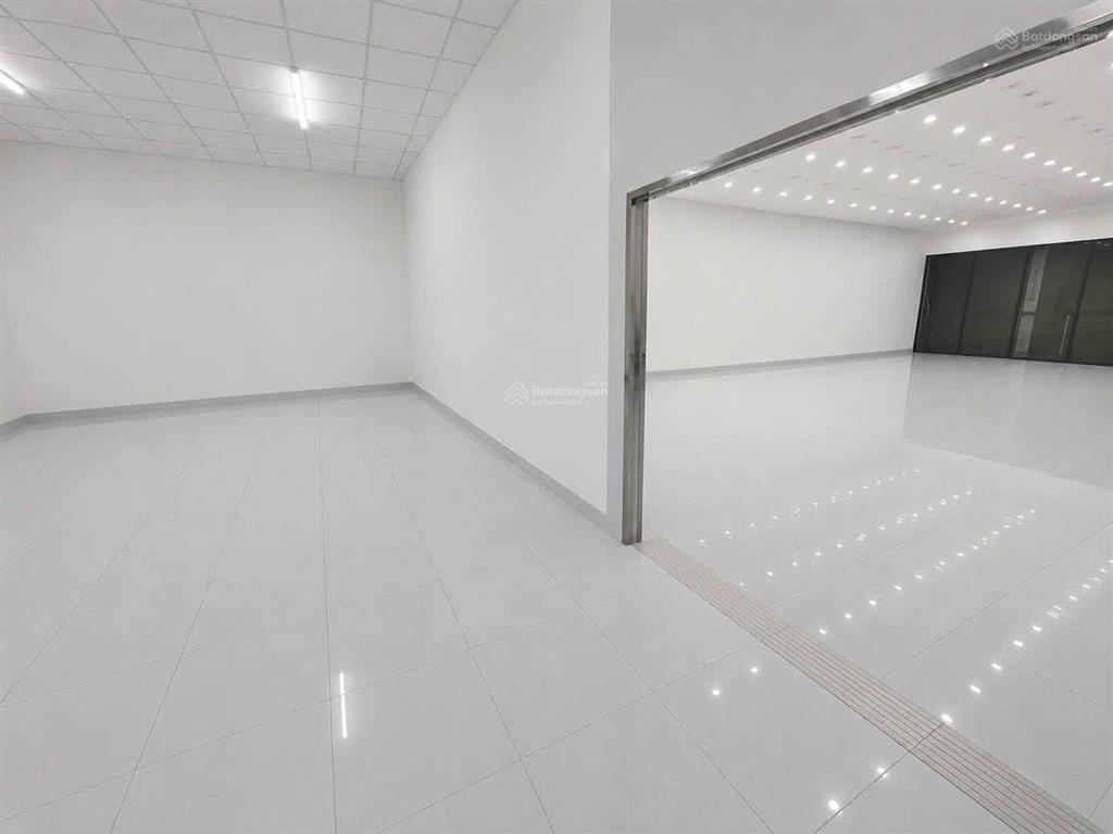 Cho thuê nhà mặt tiền kinh doanh ngã 6 trung tâm thủ dầu một  diện tích 18x27 (500m²)