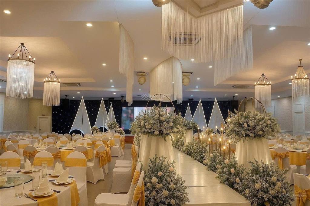 Cho thuê tòa nhà 2.400m2 sàn trung tâm thủ dầu một.
mặt tiền đường lớn phù hợp làm showroom nh