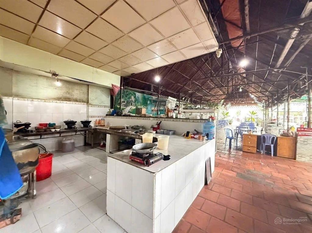Cho thuê mặt bằng đường lê hồng phong  thủ dầu một  diện tích 14 x 46 (650m2)  có 300m2 thổ cư