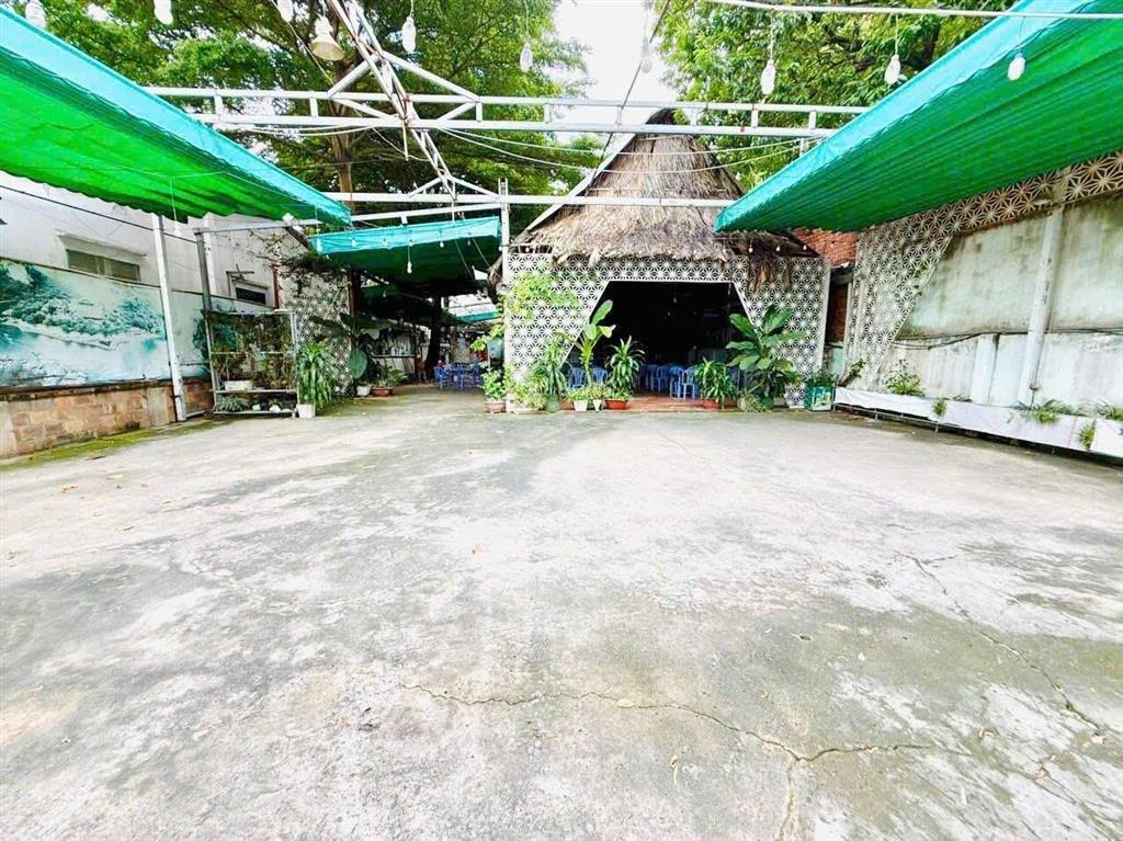 Cho thuê mặt bằng đường lê hồng phong  thủ dầu một  diện tích 14 x 46 (650m2)  có 300m2 thổ cư
