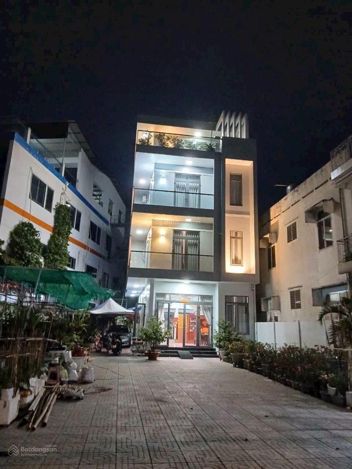 Cho thuê mặt bằng 4 tầng mặt tiền trung tâm thủ dầu một. diện tích đất 430m2, tổng sàn 670m2