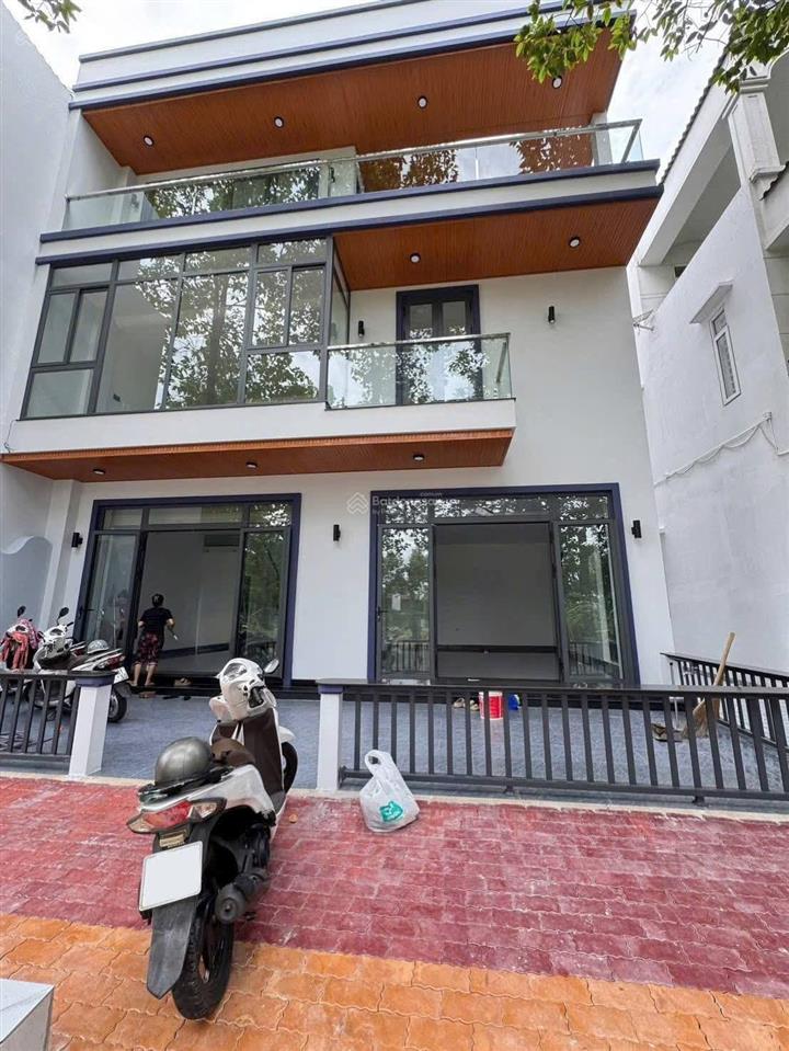 Cho thuê nhà mặt tiền p. hiệp thành, thủ dầu một, bình dương. nhà mới 100%  diện tích sàn 320m2