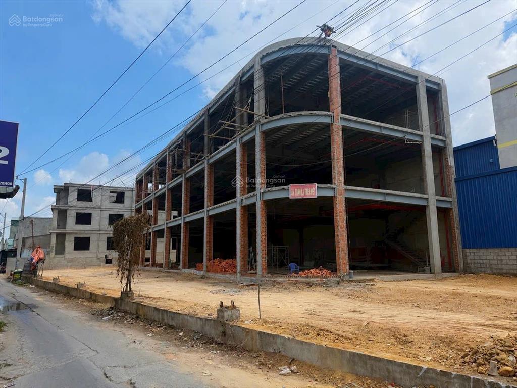 Cho thuê tổ hợp văn phòng, showroom, nhà khách mặt tiền đt747b, giáp kcn nam tân uyên khuôn v