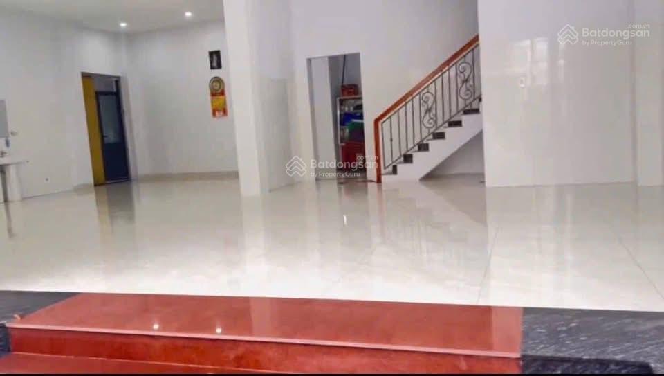 Cho thuê mặt bằng ngã 6 thủ dầu một  diện tích 11x10 thông suốt có wc  thiết kế 1 trệt 2 lầu
