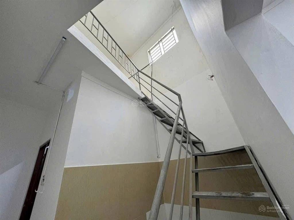 Cho thuê mặt bằng ngã 6 thủ dầu một  diện tích 11x10 thông suốt có wc  thiết kế 1 trệt 2 lầu