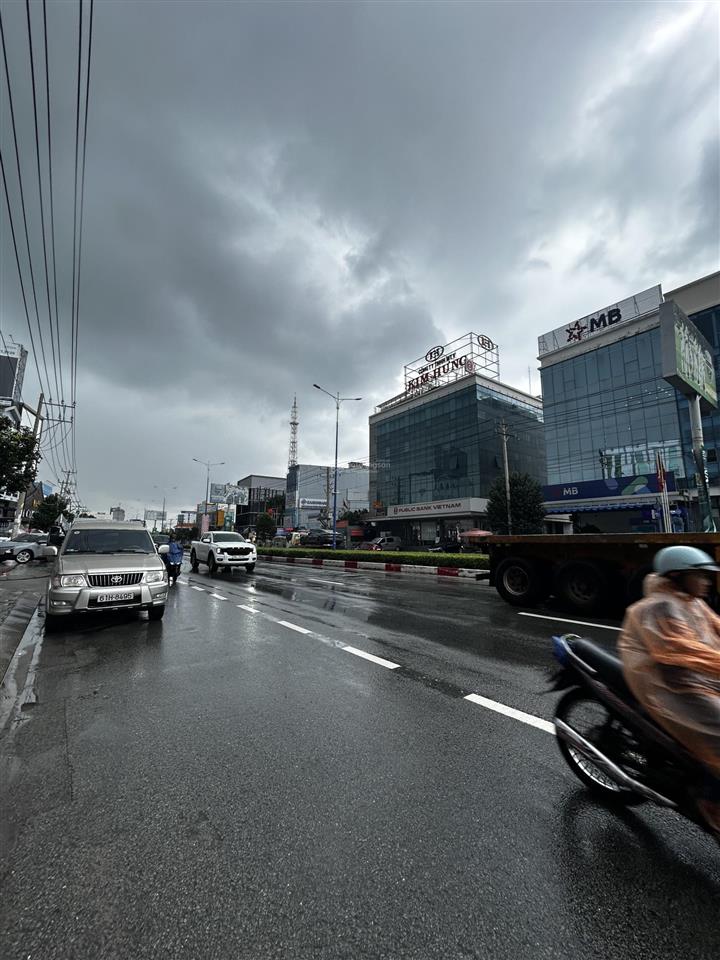 Cho thuê 3.500m2 mặt bằng tòa nhà ql13 trung tâm thủ dầu một, hcm