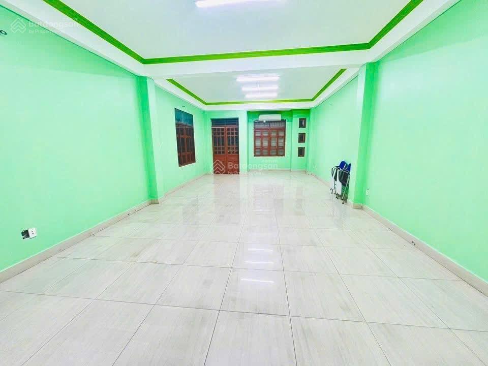 Cho thuê tòa nhà phú lợi, thủ dầu một  diện tích 200m2, xây dựng 100m2  thiết kế 1 trệt 5 lầu