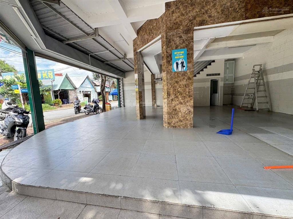 Cho thuê mặt bằng góc ngã 4 ngay đại học bình dương  diện tích 10x10m (1 trệt 2 lầu thông suốt