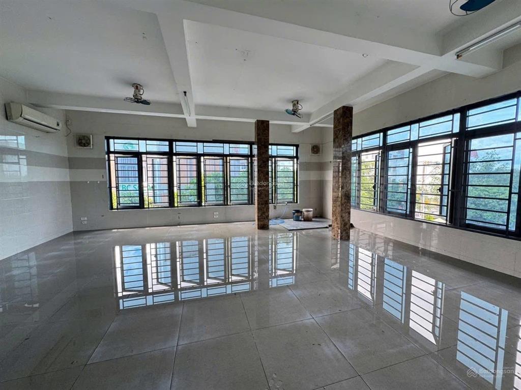 Cho thuê mặt bằng góc ngã 4 ngay đại học bình dương  diện tích 10x10m (1 trệt 2 lầu thông suốt
