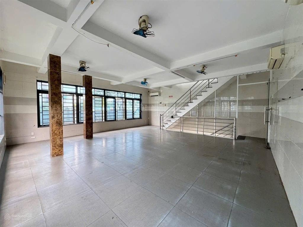 Cho thuê mặt bằng góc ngã 4 ngay đại học bình dương  diện tích 10x10m (1 trệt 2 lầu thông suốt