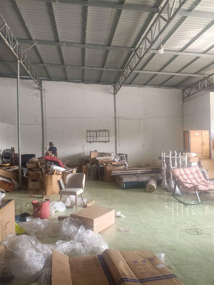 Cho thuê kho phường hòa phú, thủ dầu một  diện tích 15 x 20 (300m2).
– thông suốt có văn phòng