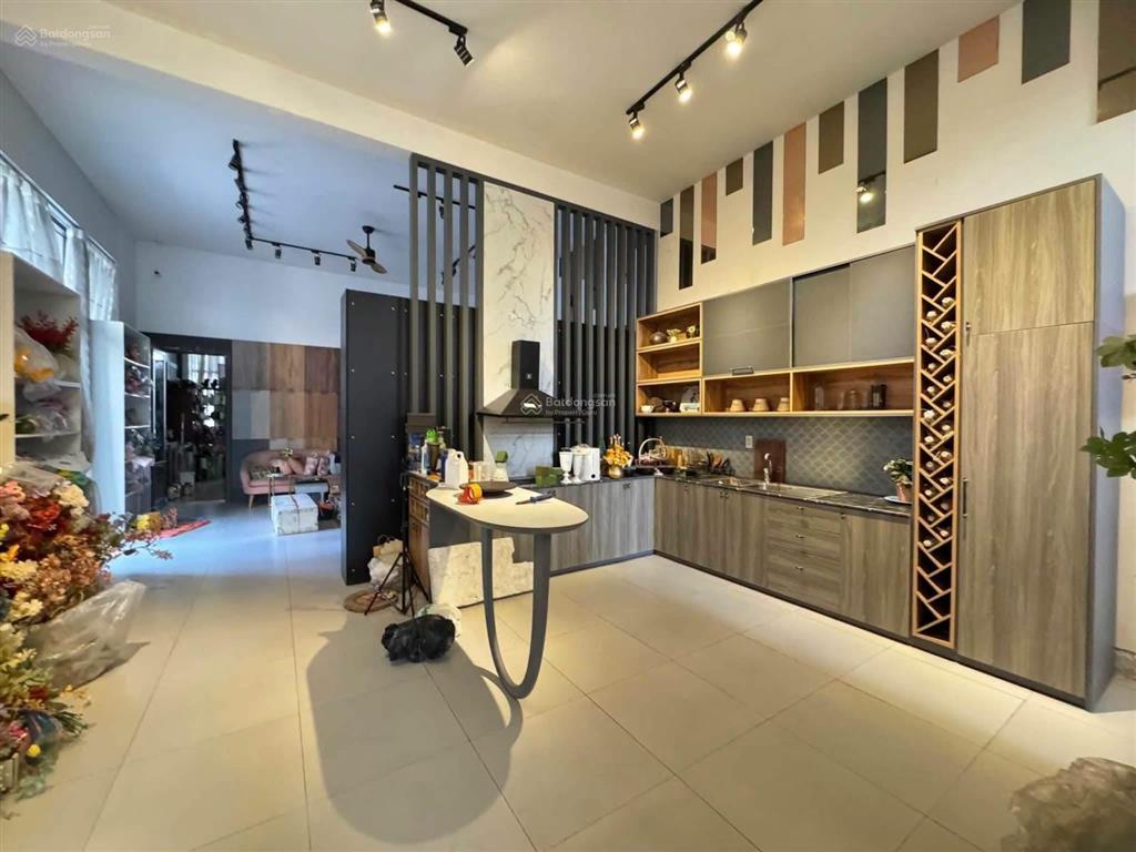 Cho thuê tòa nhà mặt tiền phạm ngọc thạch, thủ dầu một, bình dương
 diện tích 11 x 30
