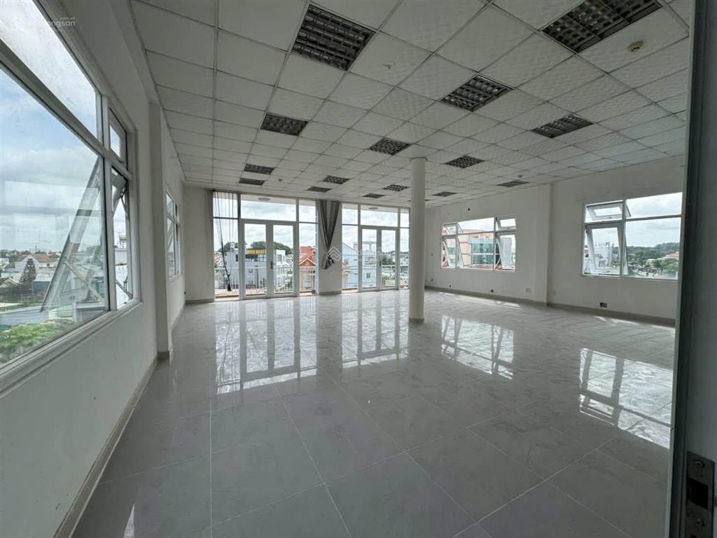 Cho thuê nhà mặt tiền phú lợi, thủ dầu một  diện tích 9x20
 thiết kế  1 trệt 3 lầu mỗi tầng th