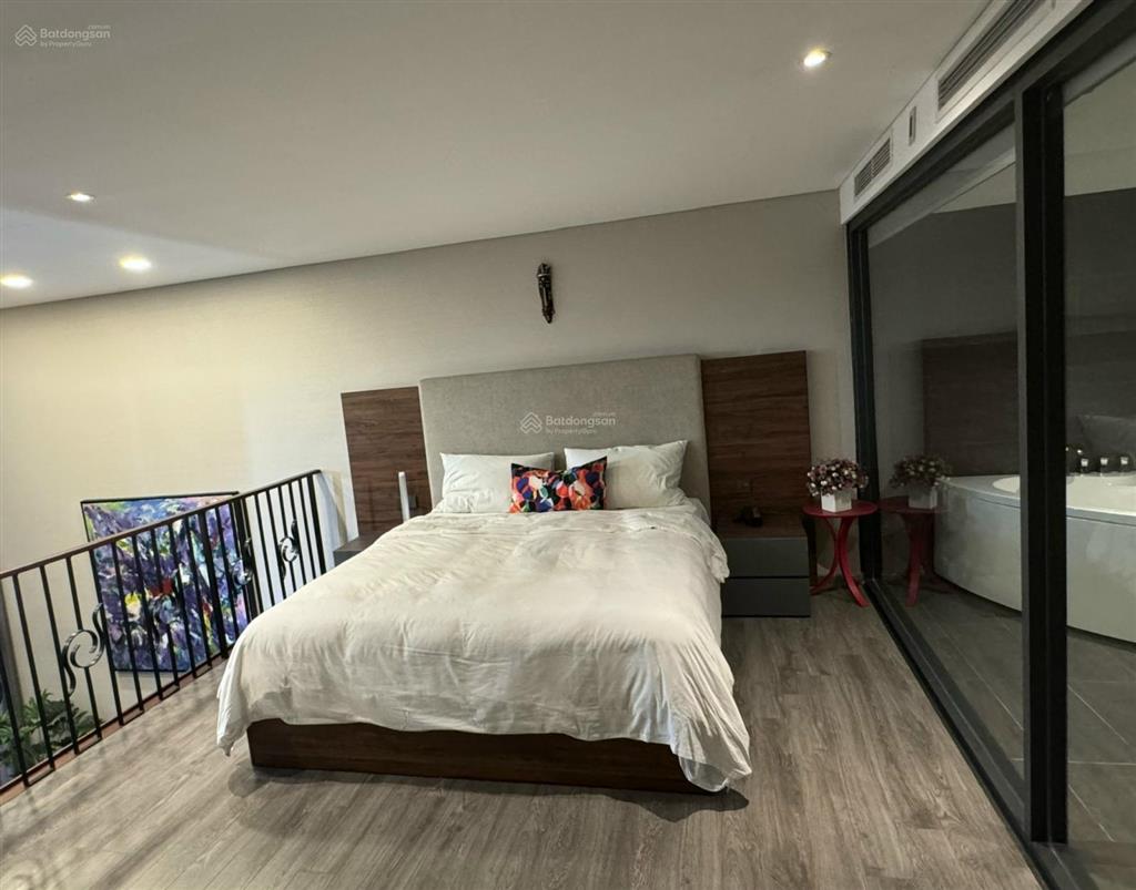 Chính chủ cần bán gấp căn 76m2 view hồ tây, view cầu nhật tân tầng đẹp giá chỉ 8.5 tỷ.