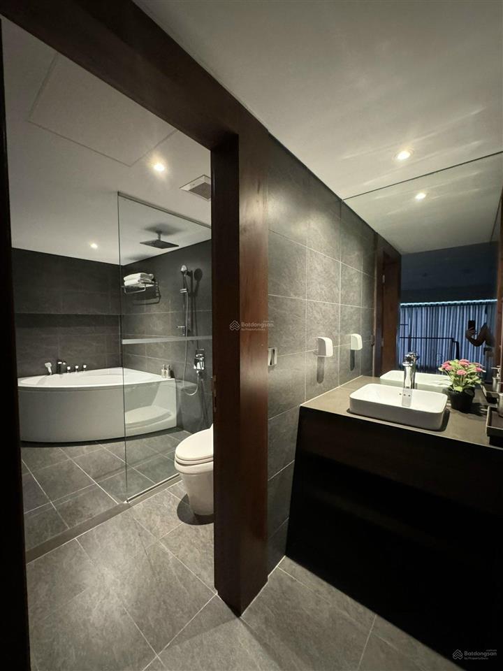 Chính chủ cần bán gấp căn 76m2 view hồ tây, view cầu nhật tân tầng đẹp giá chỉ 8.5 tỷ.