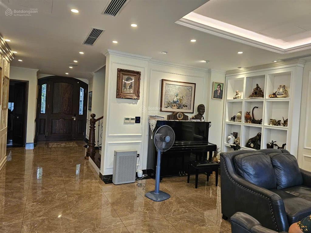 Cho thuê biệt thự ven hồ diện tích sử dụng hơn 400m