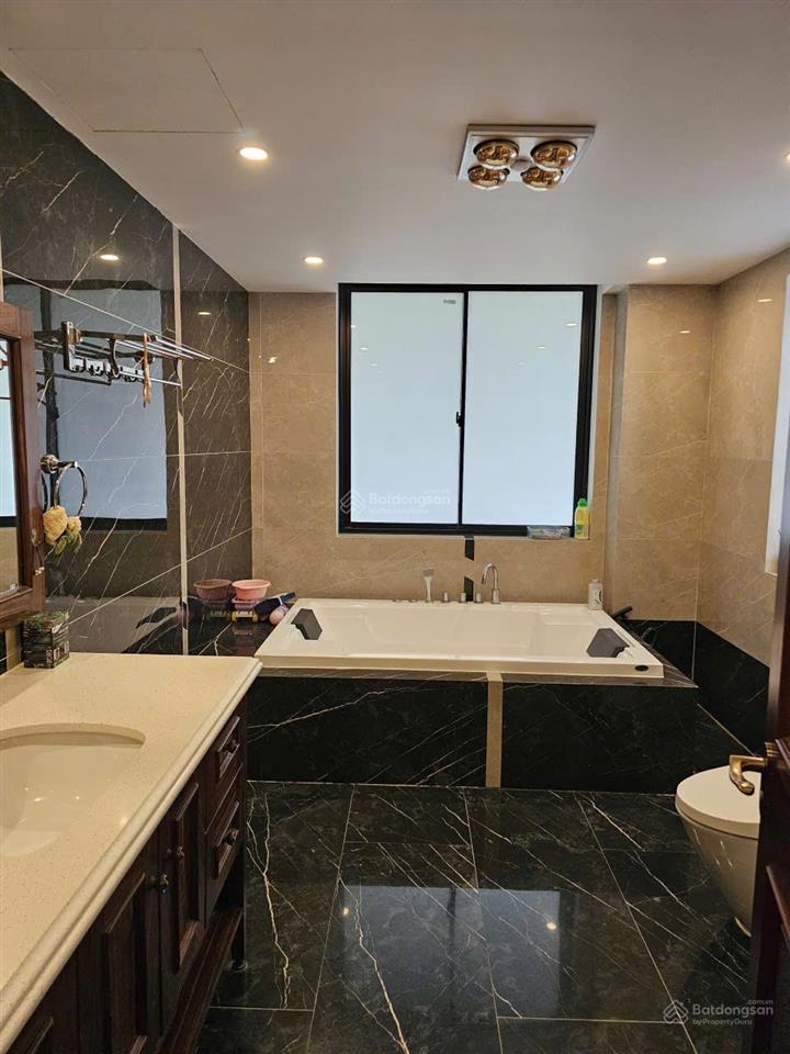 Cho thuê biệt thự ven hồ diện tích sử dụng hơn 400m